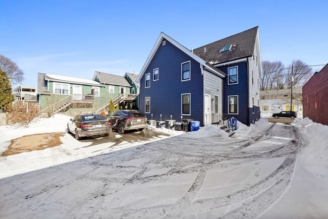 Building Photo - 814 Main St