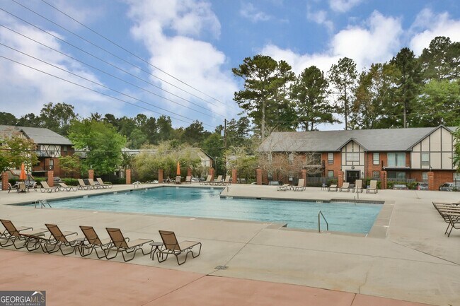 Building Photo - 6851 Roswell Rd