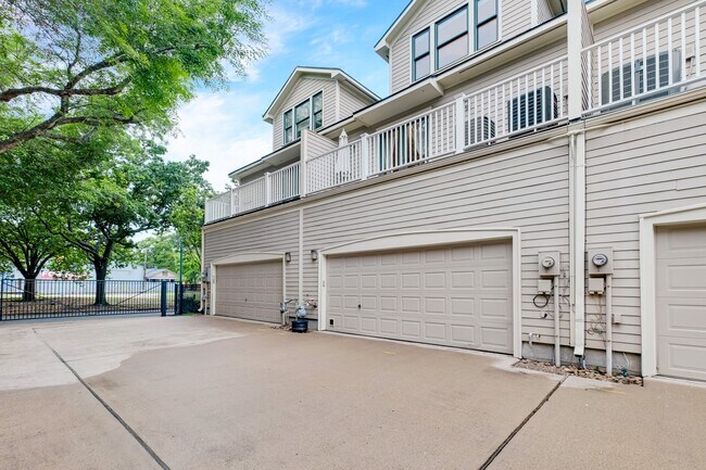 Building Photo - 1141 Louise St