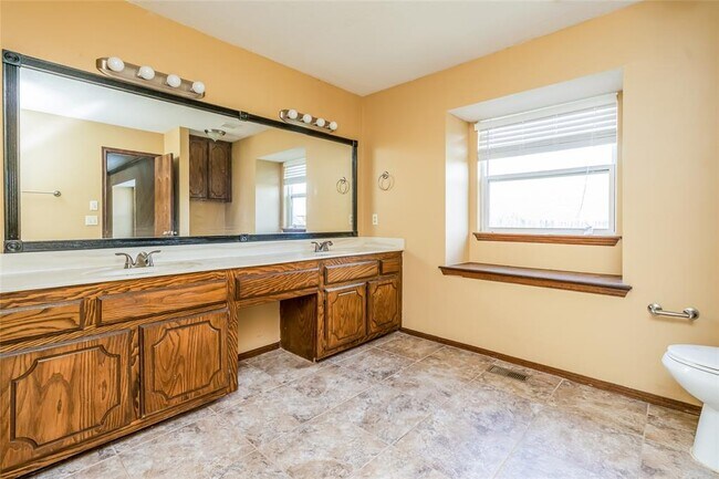 Building Photo - 708 Cactus Ct