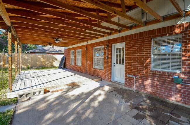 Building Photo - 3027 Texas Oak Dr