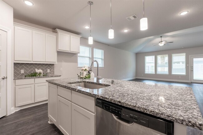 Building Photo - 16611 Highland Country Dr