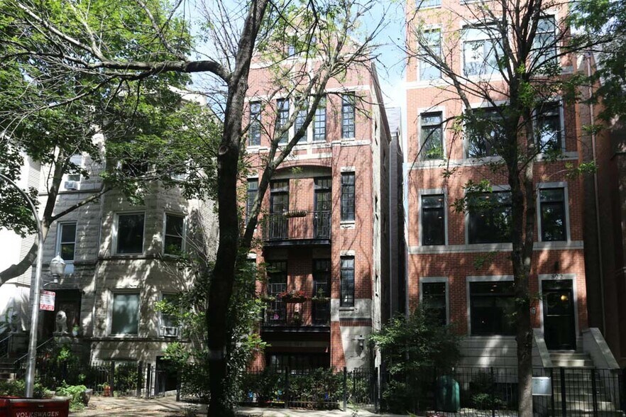 Primary Photo - 824 W Buckingham Pl