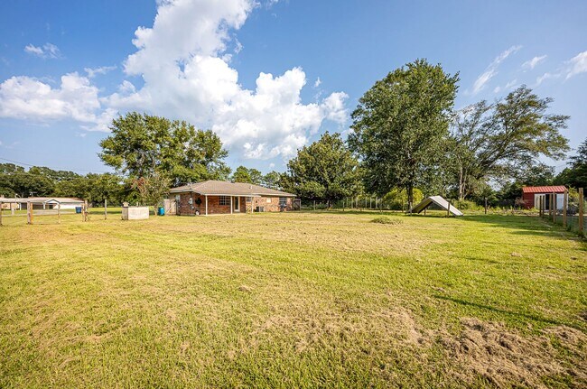 Building Photo - Move in ready 3 Bed 2 Bath Home in East Central School District!