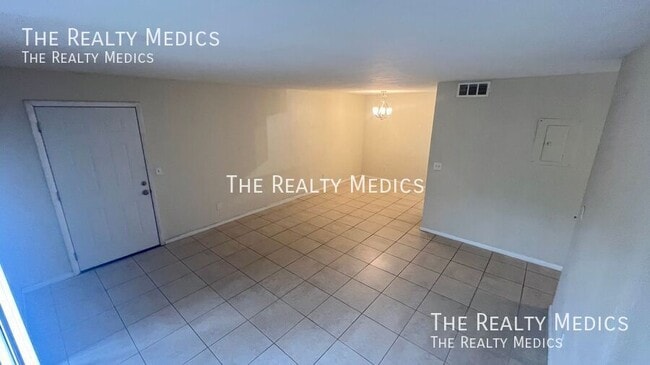 Building Photo - 2130 Forest Knoll Dr NE