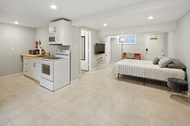 Building Photo - 1340 W St NE