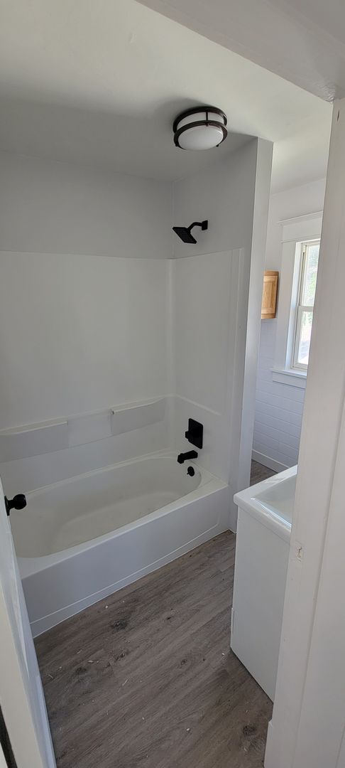 Building Photo - AVAILABLE JUNE 1ST - 2 Bed/ 1 Bath w/ Great Yard!