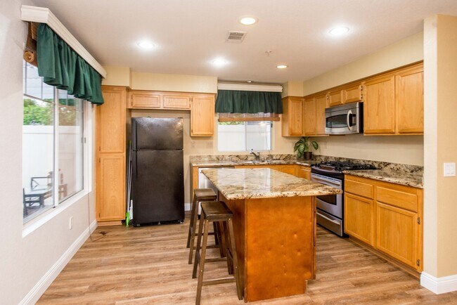 Building Photo - Beautiful Townhouse in the desirable Anaheim Packing District!