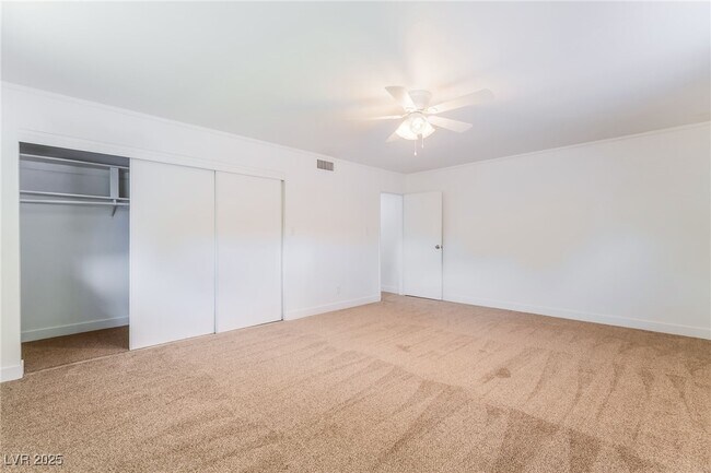 Building Photo - 1054 E Hassett Ave