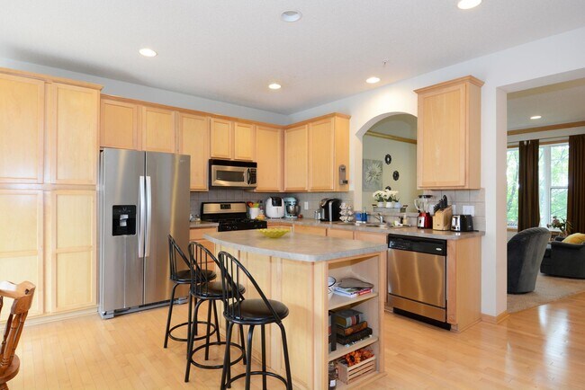 Building Photo - Spacious 4-Bed 3.5-Bath in Blaine - Available 6/10!