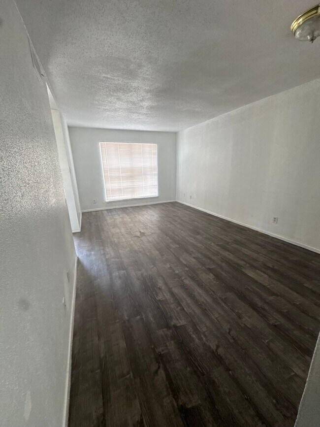 Building Photo - second floor 1 bd condo