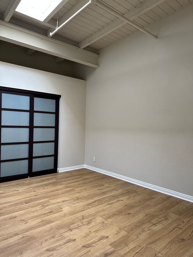 Building Photo - Pet Friendly Live/Work Loft in Oakland Tow...