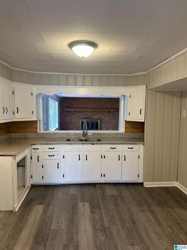 Building Photo - 1220 Skyline Dr