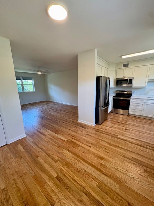 Building Photo - Newly Renovated Three Bedrooms Condo in South Windermere