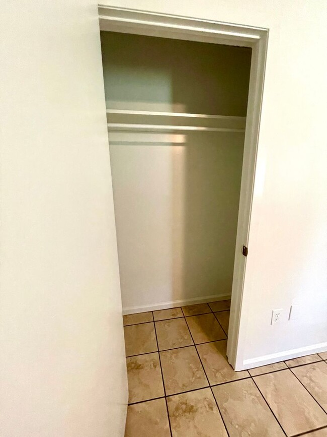 Building Photo - 2 Bed / 1 Bath Apartment In Truman Availab...