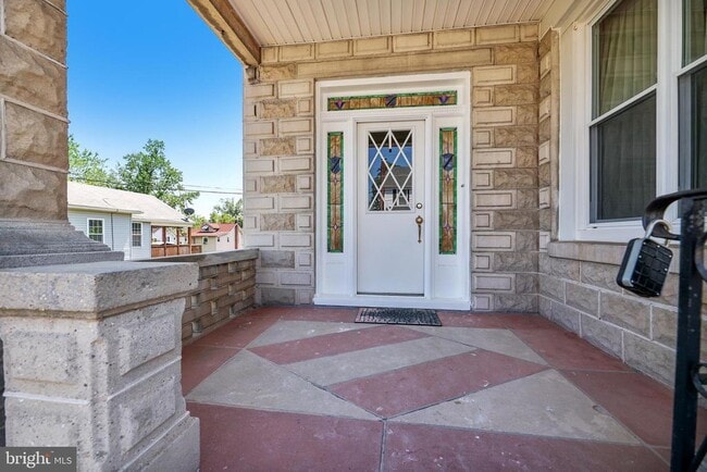 Building Photo - 1321 Maple Ave