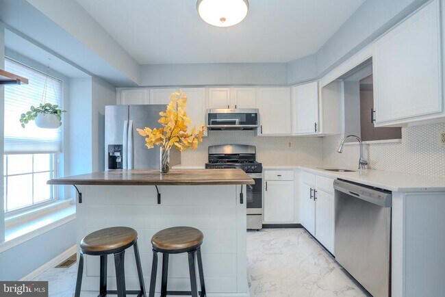 Building Photo - 128 S Barrow Pl