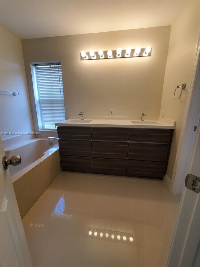 Building Photo - 858 Briar Ridge Rd