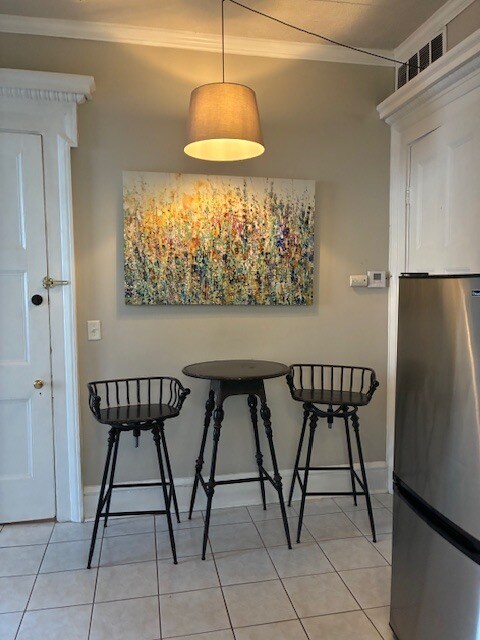 Building Photo - 605 SE Riverside Dr