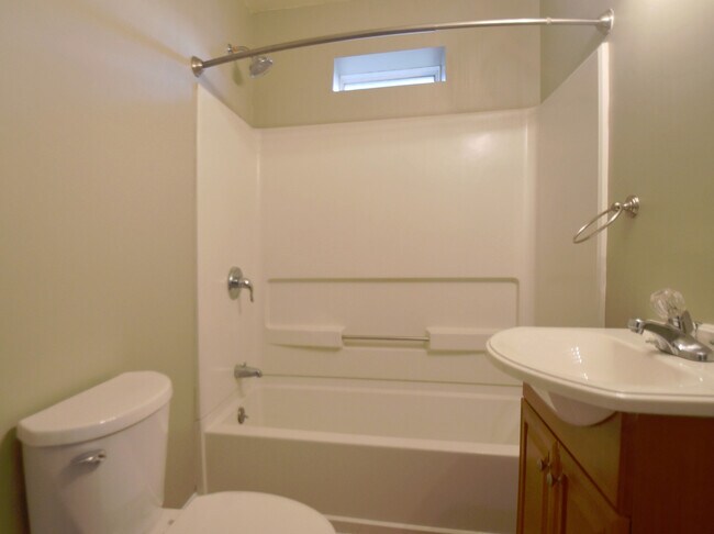 Building Photo - Villa Heights-Belmont Area 2 or 3 bed, 2 b...