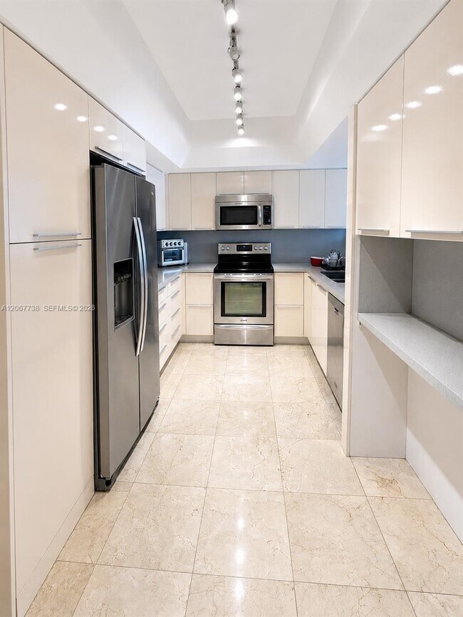 Building Photo - 520 Brickell Key Dr
