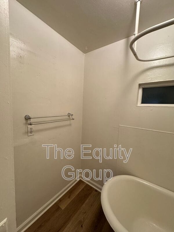 Building Photo - 449 W Maple St