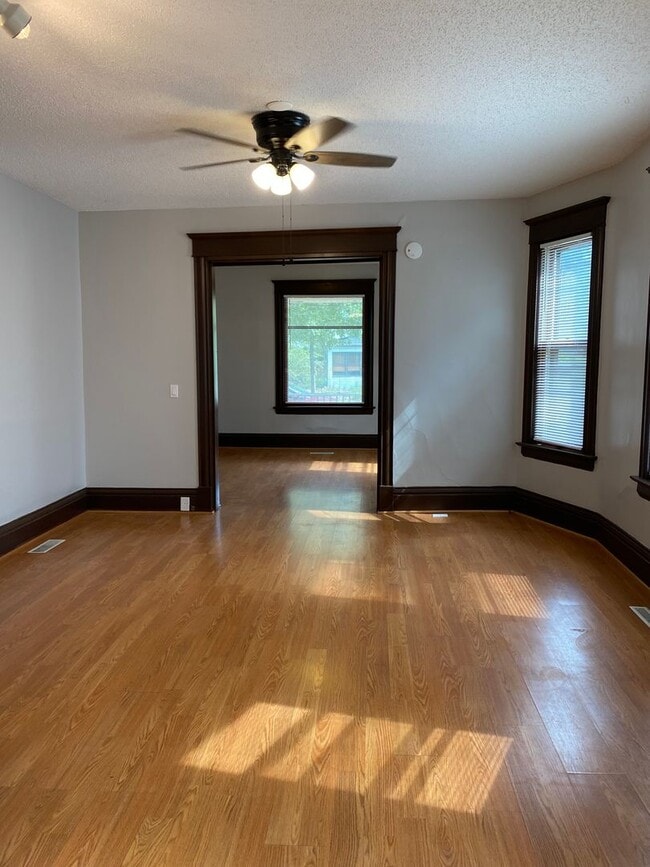 Building Photo - Spacious 2-Bed 1-Bath Unit Available in Minneapolis!