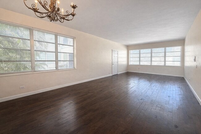 Building Photo - 4710 Pine Tree Dr