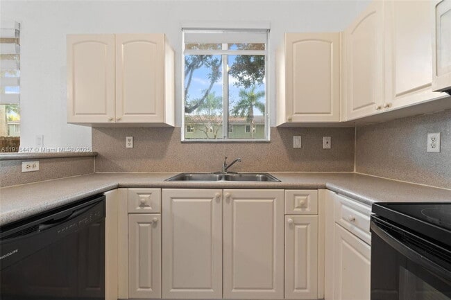 Building Photo - Southeast 26th Court, Homestead, FL 33035 - 4 BR 3 BA villa