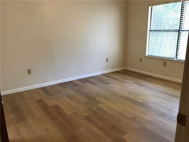 Building Photo - 1406 Briarcrest Dr