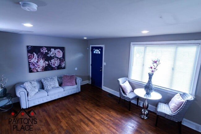 Building Photo - Spacious Single Family home with Huge Back...