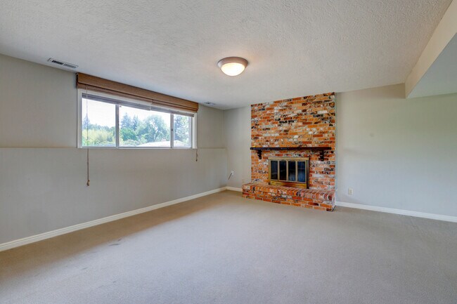 Building Photo - 801 N Haines St