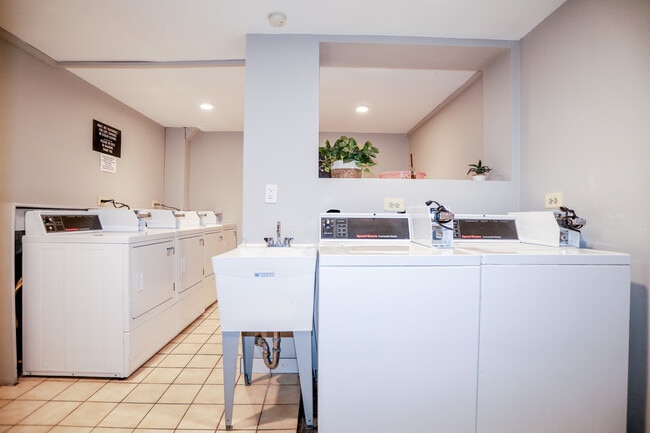 Building Photo - 541 W Briar Pl