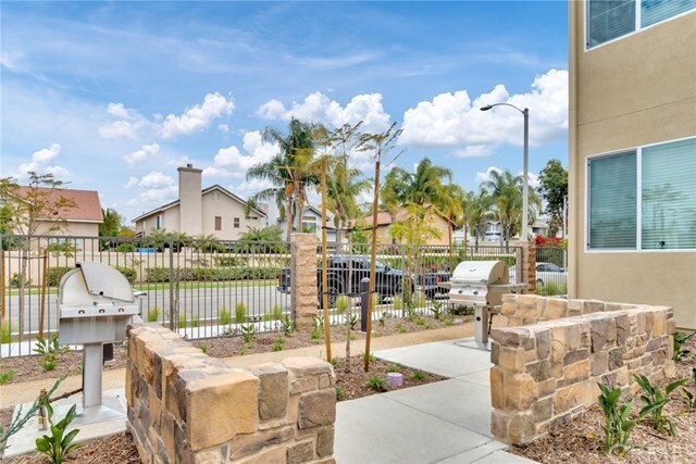 Building Photo - 677 Savi Dr