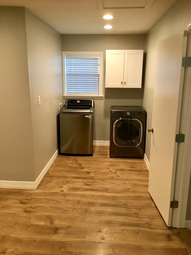 Master Bedroom - 3250 Bilglade Rd