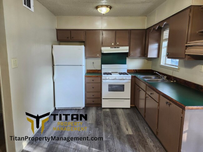 Building Photo - 2 bed/1 bath Townhouse