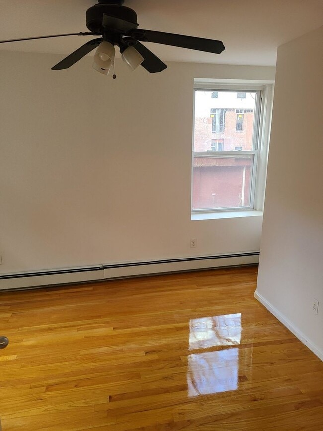 Building Photo - Beautiful 3 bed in the North End!