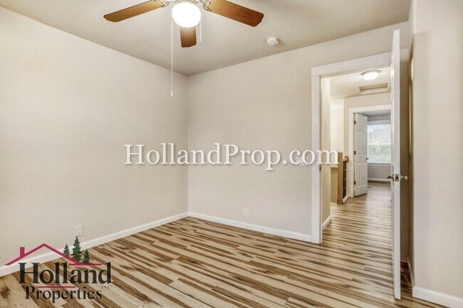 Building Photo - Beautifully Remodeled Beaverton Townhouse!
