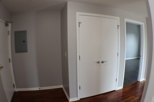 Building Photo - 100 N Hermitage Ave
