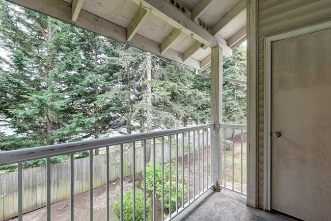 Building Photo - Beautiful 2 Bedroom Condo in Great Highlands Neighborhood!!
