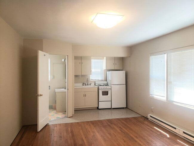 Building Photo - Classic Studio Apartment in The Heart of Sellwood