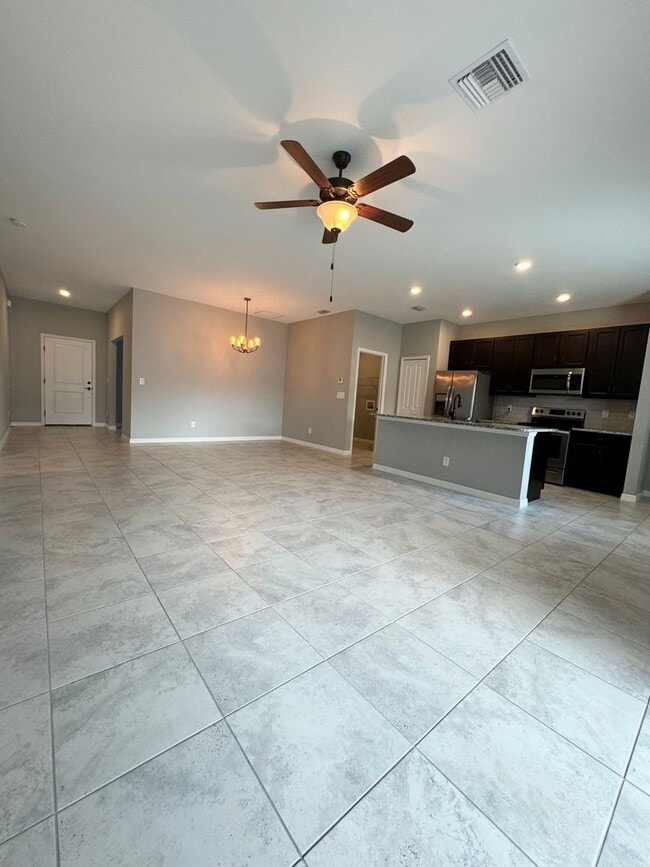Building Photo - 3 Bed + Den with 2 Baths & 2 Car Garage ** ASK HOW TO GET $500 OFF RENT!! **