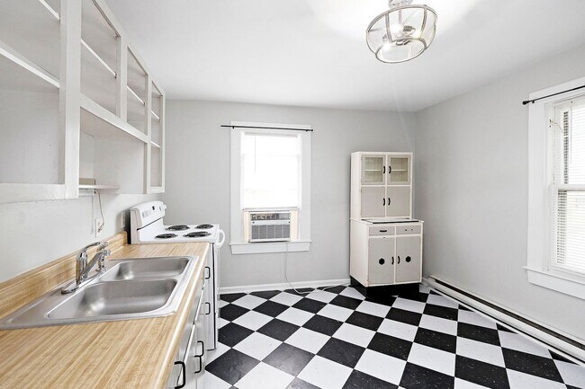 Building Photo - Charming Pet-Friendly Belmont Apartment