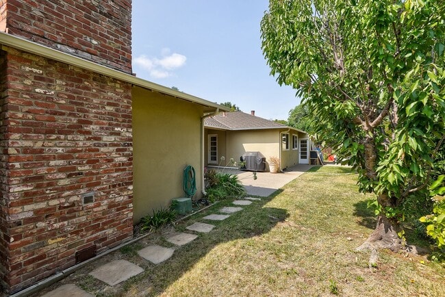 Building Photo - Lovely home near the Willows