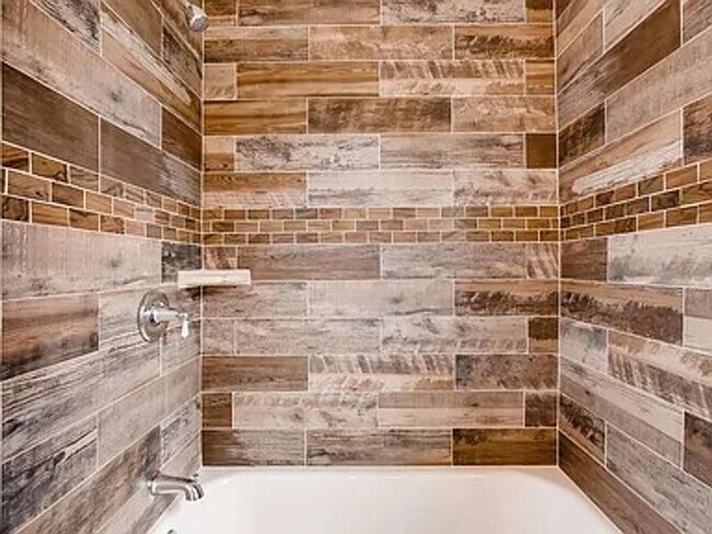 Building Photo - 2 Bed 1 Bath House Available Now