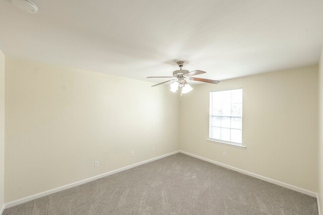 Building Photo - Charming Townhome