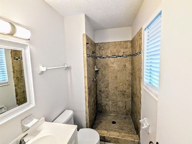 Building Photo - 911 Kendall Dr
