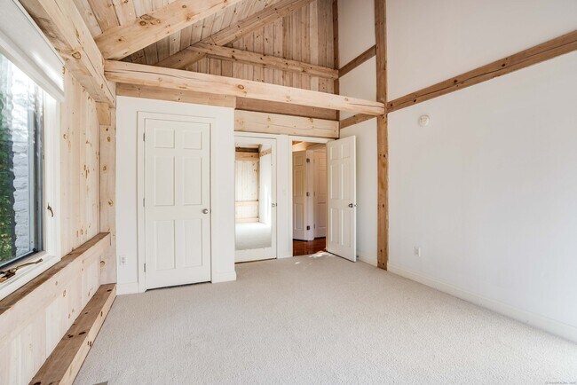 Building Photo - 123 Cove Rd