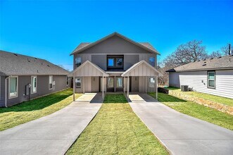 Building Photo - 1221 Bells Dr