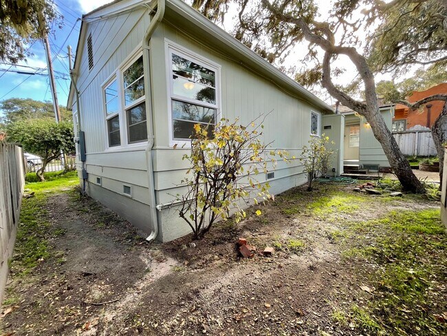 Building Photo - Adorable Two-Bedroom in the Hillcrest Area of Pacific Grove!